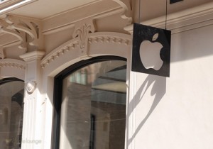 L'insegna dell'Apple Store Via Rizzoli Bologna