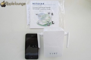 NETGEAR WN3000RP Universal WiFi Range Extender, contenuto della scatola e raffronto dimensioni con un iPhone 3GS - TheAppleLounge.com