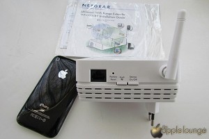 NETGEAR WN3000RP Universal WiFi Range Extender, particolare della parte laterale e raffronto dimensioni con un iPhone 3GS - TheAppleLounge.com