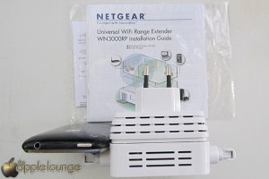 NETGEAR WN3000RP Universal WiFi Range Extender, raffronto spessore con un iPhone 3GS - TheAppleLounge.com