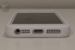 Cover iPhone 5 Clear, particolare delle aperture inferiori - TheAppleLounge.com