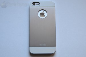 moshi iGlaze armour for iPhone silver, immagine dell'iPhone 5 inserito nella cover - TheAppleLounge.com