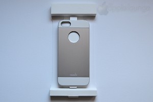 moshi iGlaze armour for iPhone silver, particolare della cover parzialmente fuori dalla scatola - TheAppleLounge.com