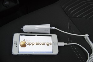 Puro, Carica batterie da auto per dispositivi Apple con connettore Lightning (podotto collegato solo al telefono) - TheAppleLounge.com