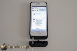 VaVeliero battery cover for iPhone 5, inserimento cuffie 02 - TheAppleLounge.com