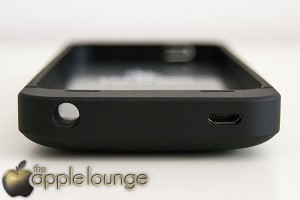 VaVeliero battery cover for iPhone 5, particolare della presa di carica -TheAppleLounge.com