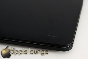 moshi iGlaze pro 15 R, cover per MacBook Pro 15 Retina Display (cover sul portatile, particolare logo moshi) - TheAppleLounge.com