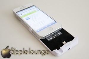 iPhone 5 Battery Bank Cover by Puro, telefono in inserimento - TheAppleLounge.com